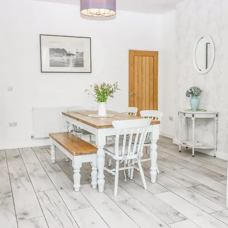 Driftwood Roa Island Piel Island بارو في فرنيس
